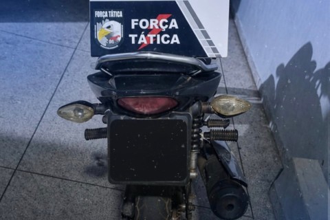 FORÇA TÁTICA RECUPERA MOTOCICLETA ROUBADA E PRENDE SUSPEITO EM FLAGRANTE