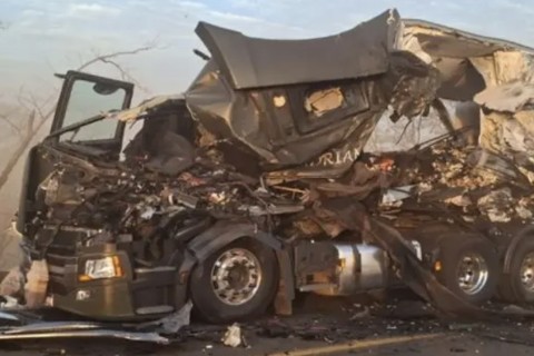 Caminhoneiro morre em acidente entre duas carretas em MT