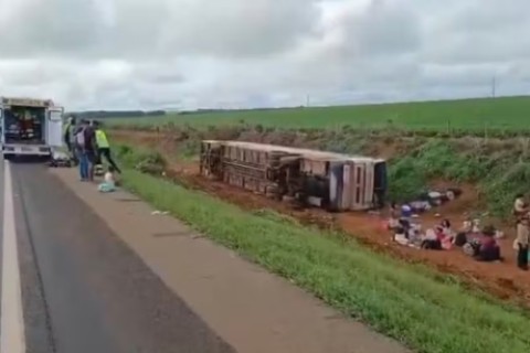 Ônibus tomba na BR-050, e deixa cerca de 10 feridos graves