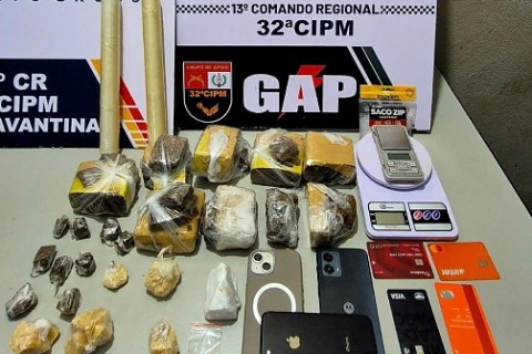PM prende três por tráfico de drogas e apreende entorpecentes.
