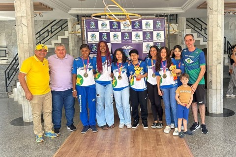 Dr. Adilson recebe seleção feminina de basquete, campeã nacional dos Jogos Olímpicos da Juventude