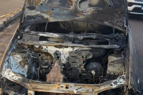 Um veículo Fiat Palio ficou completamente destruído após um incêndio