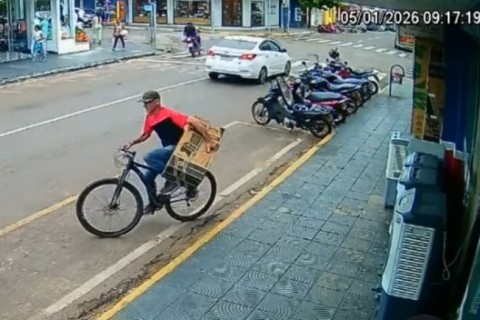 Homem furta climatizador em calçada de loja no Centro de Barra do Garças