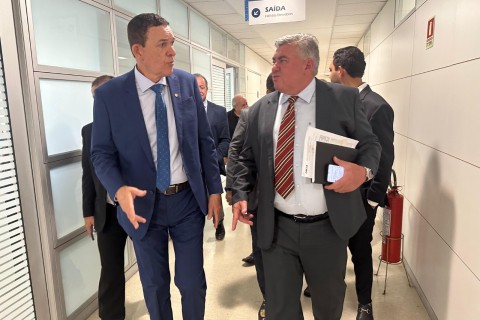 Em Brasília, ministro garante a Adilson conclusão do Residencial Carvalho e início da drenagem no bairro Cristino Cortes