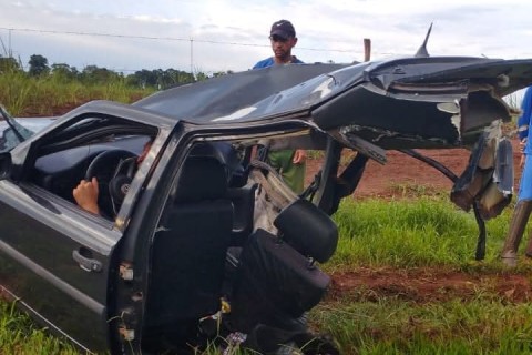 Acidente Terrível em Terra Roxa: Carro Parte ao Meio Após Colisão com Árvore neste sábado (14).