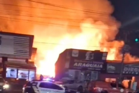 Incêndio de grandes proporções destrói estabelecimentos comerciais em Barra do Garças