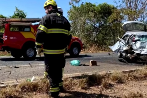 Mulher morre e homens ficam feridos em acidente, em Goiás