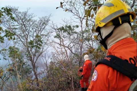 Corpo de Bombeiros aplica multa de R$ 80 milhões por incêndio criminoso no Parque Estadual da Serra Azul