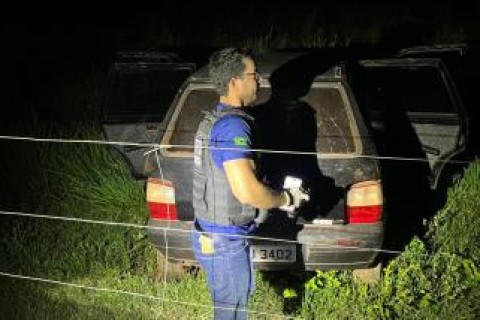 Mulher é encontrada morta dentro de carro; adolescente é apreendido suspeito do crime