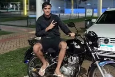 Jovem  morre após bater moto contra poste em MT