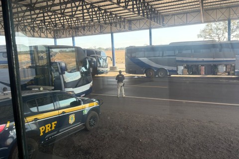 PRF intercepta três ônibus realizando transporte clandestino em Barra do Garças/MT
