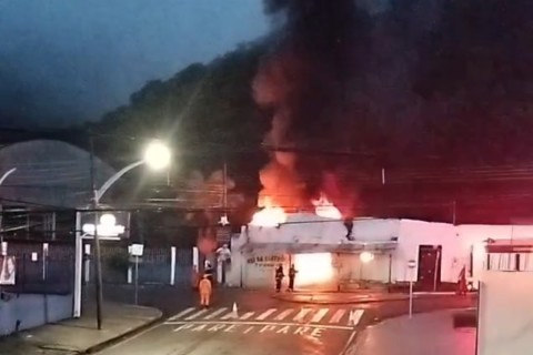 Incêndio de grandes proporções atinge loja antiga de conserto de televisores no bairro Santo Antônio, em Barra do Garças