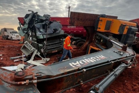 Milagre em acidente no Xingu: Motorista sai sem ferimento após bitrem bater escavadeira