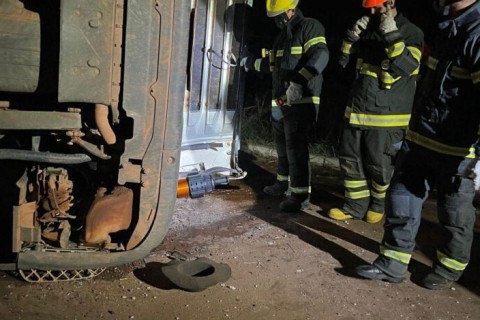 Motorista morre ao tombar caminhão com bois em rotatória em Água Boa