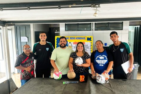 Secretário de Esportes de Baliza, Thiago Plateiro, realizou a entrega de materiais esportivos nas escolas.