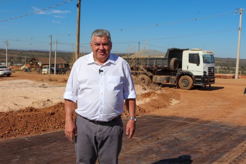 Prefeito Dr. Adilson vistoria obras de pavimentação no Residencial Carvalho em Barra do Garças