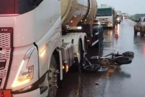 Motociclista morre após colisão contra carreta carregada com etanol em MT