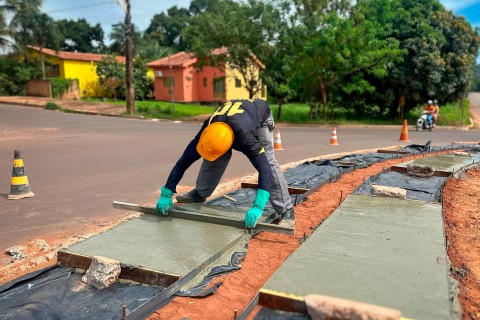 Em Barra do Garças, Prefeitura e Governo de MT iniciam construção de calçadas em bairros estratégicos